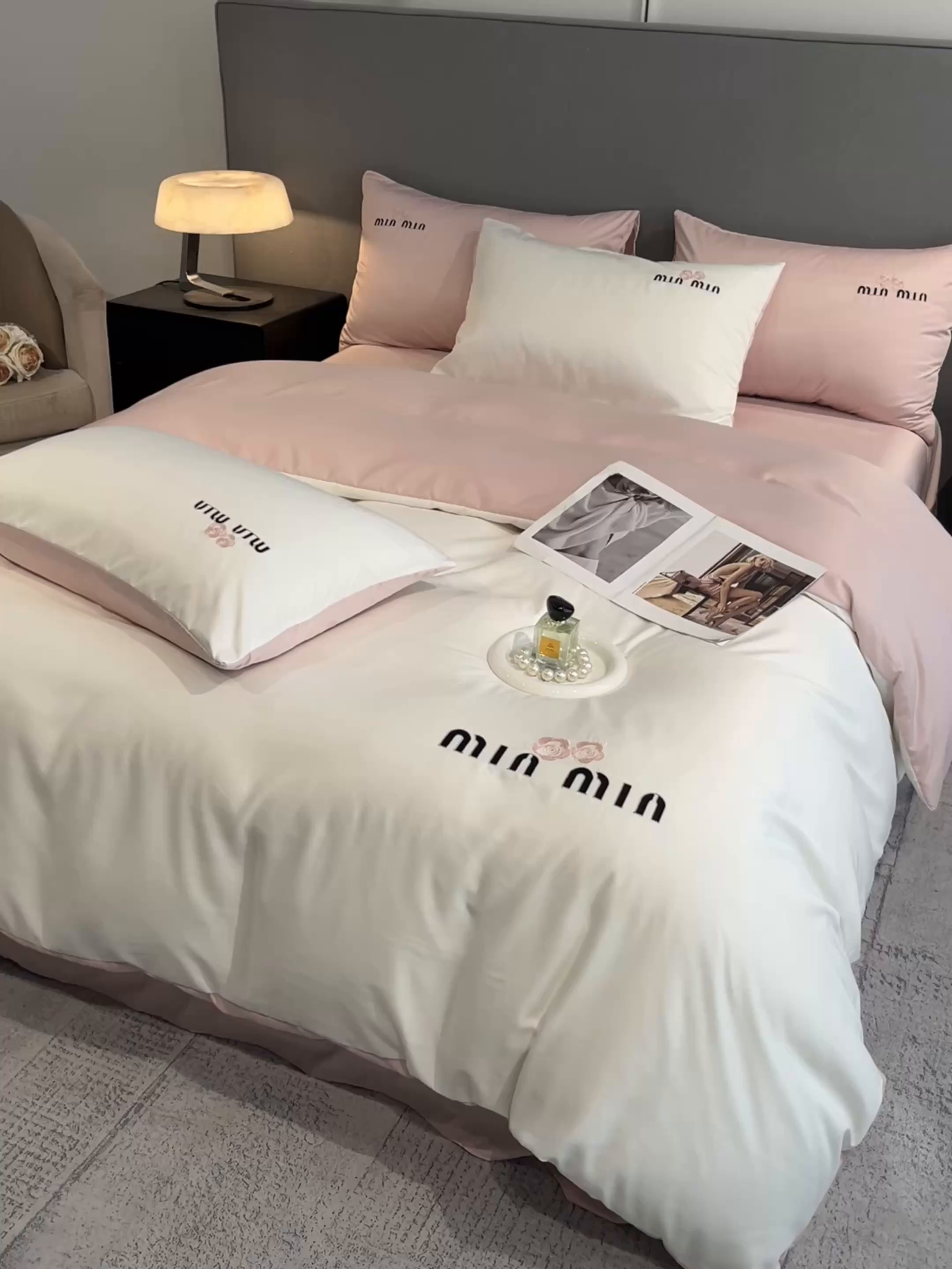 91家纺网 家纺一手货源 找家纺 大麦乐田 2025春夏新款珍珠棉达芙刺绣四件套 达芙  奶昔白+浪漫粉