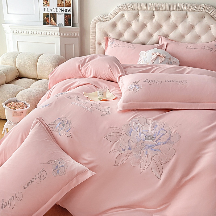 91家纺网 家纺一手货源 找家纺 大麦乐田 2025新款磨毛刺绣吊边四件套系列--盛世牡丹 盛世牡丹 粉玉