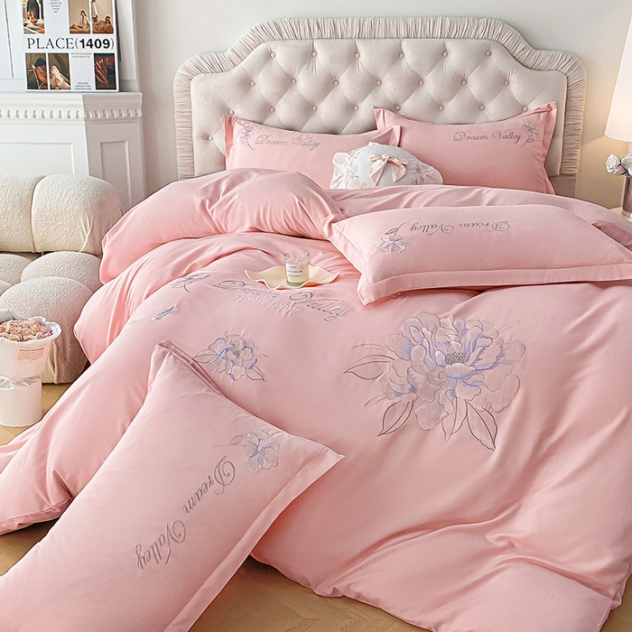 91家纺网 家纺一手货源 找家纺 大麦乐田 2025新款磨毛刺绣吊边四件套系列--盛世牡丹 盛世牡丹 粉玉