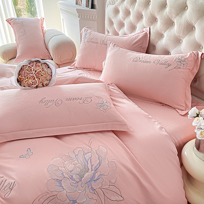 91家纺网 家纺一手货源 找家纺 大麦乐田 2025新款磨毛刺绣吊边四件套系列--盛世牡丹 盛世牡丹 粉玉