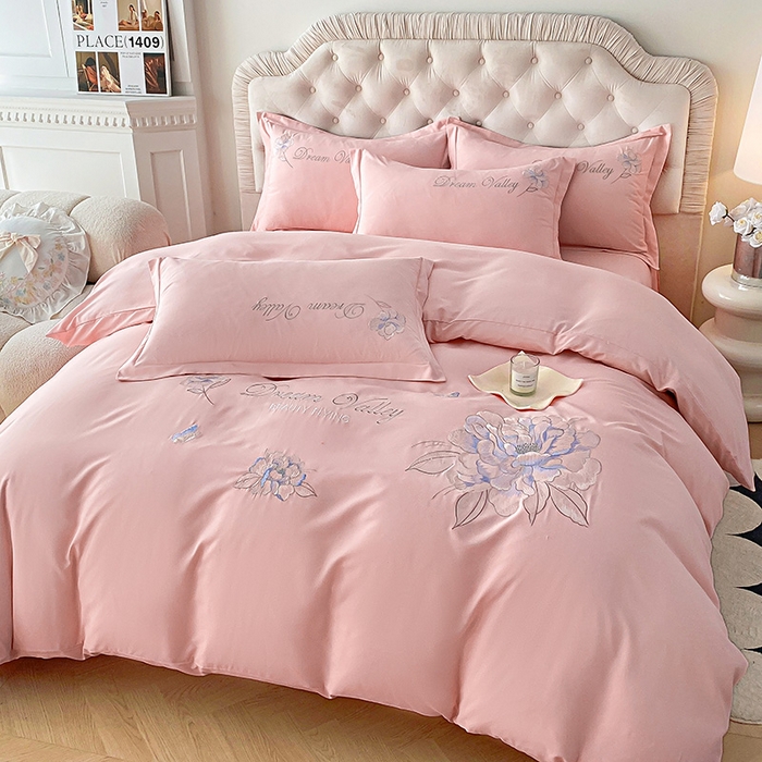 91家纺网 家纺一手货源 找家纺 大麦乐田 2025新款磨毛刺绣吊边四件套系列--盛世牡丹 盛世牡丹 粉玉