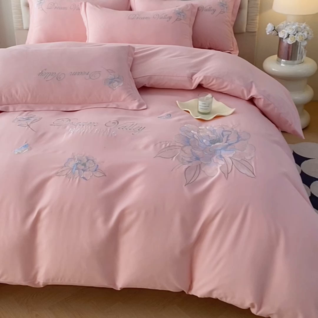 91家纺网 家纺一手货源 找家纺 大麦乐田 2025新款磨毛刺绣吊边四件套系列--盛世牡丹 盛世牡丹 粉玉