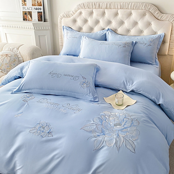 91家纺网 家纺一手货源 找家纺 大麦乐田 2025新款磨毛刺绣吊边四件套系列--盛世牡丹 盛世牡丹 浅兰