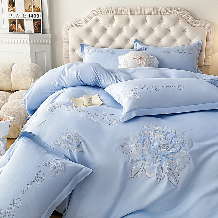 91家纺网 家纺一手货源 找家纺 大麦乐田 2025新款磨毛刺绣吊边四件套系列--盛世牡丹 盛世牡丹 浅兰