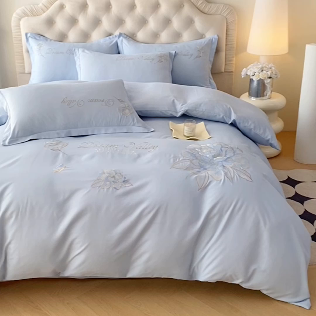 91家纺网 家纺一手货源 找家纺 大麦乐田 2025新款磨毛刺绣吊边四件套系列--盛世牡丹 盛世牡丹 浅兰