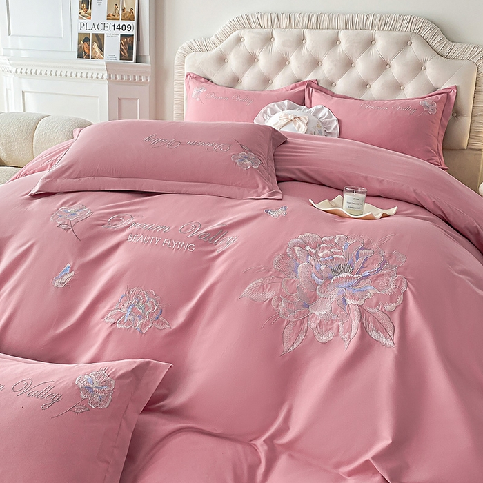 91家纺网 家纺一手货源 找家纺 大麦乐田 2025新款磨毛刺绣吊边四件套系列--盛世牡丹 盛世牡丹 红粉