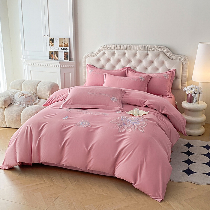 91家纺网 家纺一手货源 找家纺 大麦乐田 2025新款磨毛刺绣吊边四件套系列--盛世牡丹 盛世牡丹 红粉