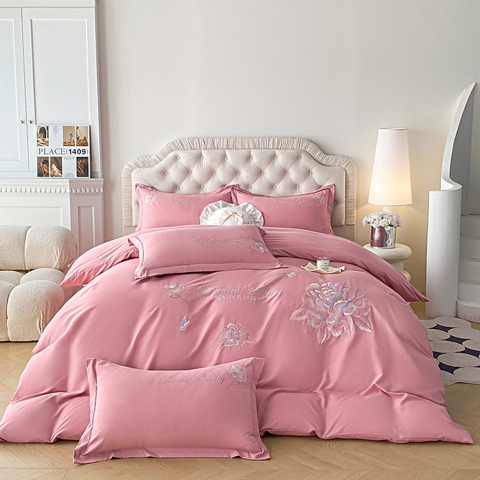 91家纺网 家纺一手货源 找家纺 大麦乐田 2025新款磨毛刺绣吊边四件套系列--盛世牡丹 盛世牡丹 红粉