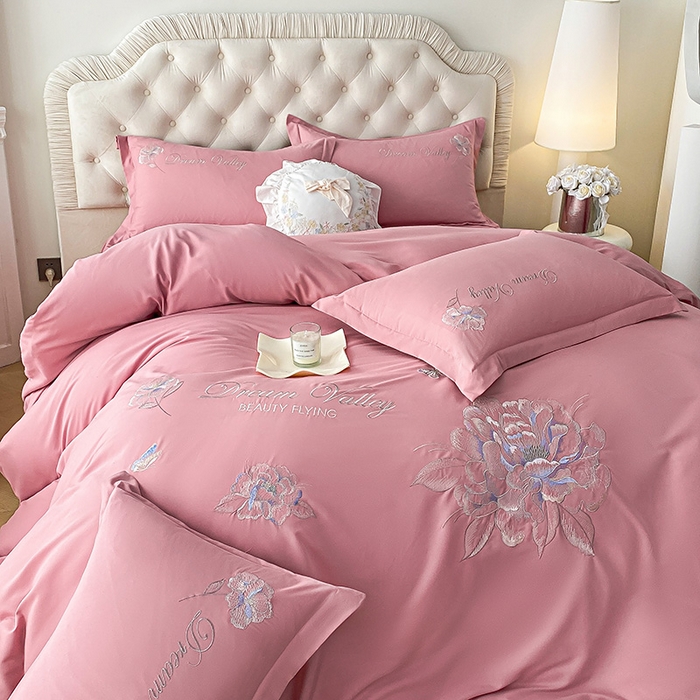 91家纺网 家纺一手货源 找家纺 大麦乐田 2025新款磨毛刺绣吊边四件套系列--盛世牡丹 盛世牡丹 红粉