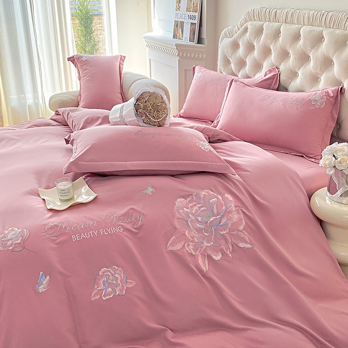 91家纺网 家纺一手货源 找家纺 大麦乐田 2025新款磨毛刺绣吊边四件套系列--盛世牡丹 盛世牡丹 红粉