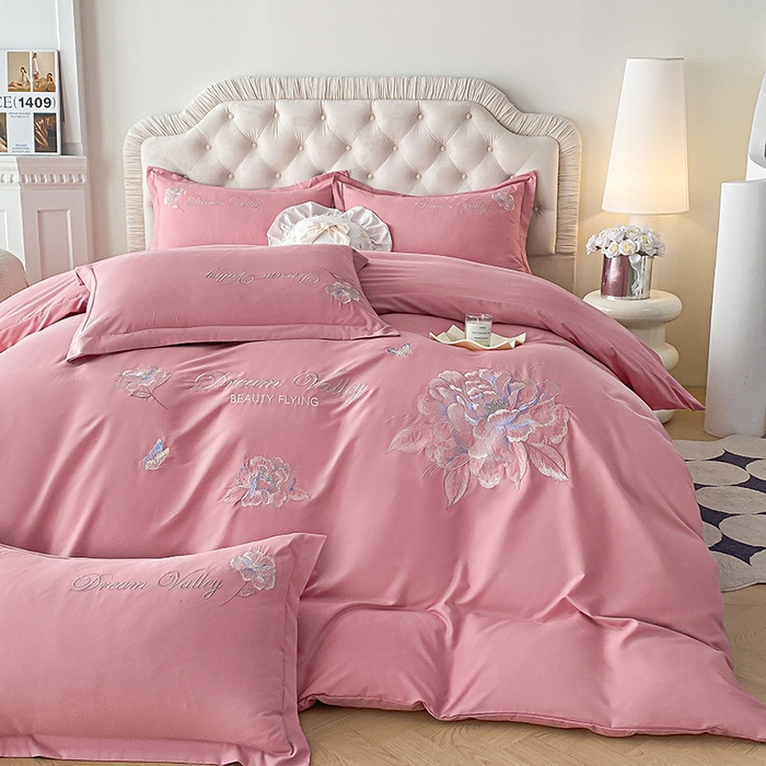 91家纺网 家纺一手货源 找家纺 大麦乐田 2025新款磨毛刺绣吊边四件套系列--盛世牡丹 盛世牡丹 红粉