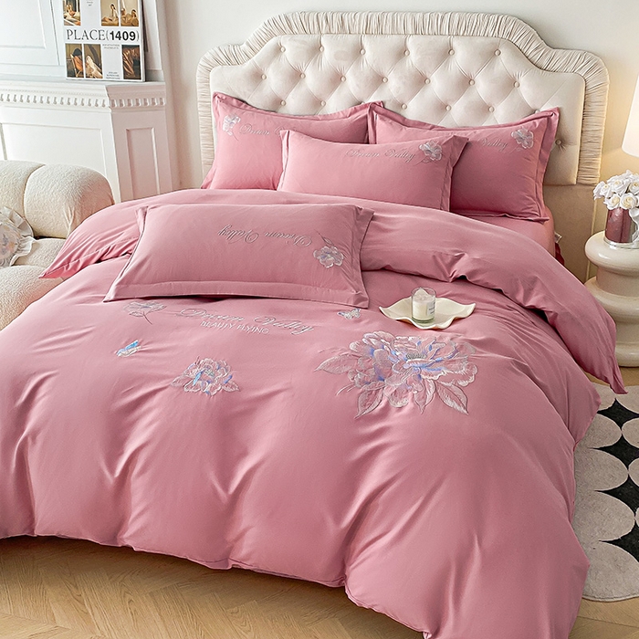 91家纺网 家纺一手货源 找家纺 大麦乐田 2025新款磨毛刺绣吊边四件套系列--盛世牡丹 盛世牡丹 红粉