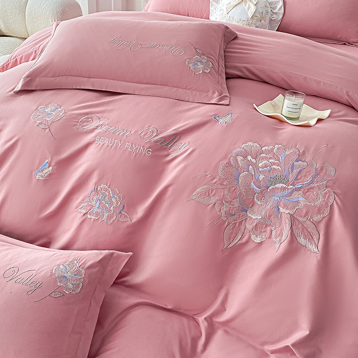 91家纺网 家纺一手货源 找家纺 大麦乐田 2025新款磨毛刺绣吊边四件套系列--盛世牡丹 盛世牡丹 红粉