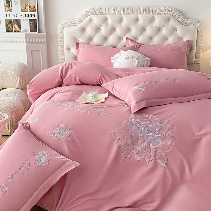 91家纺网 家纺一手货源 找家纺 大麦乐田 2025新款磨毛刺绣吊边四件套系列--盛世牡丹 盛世牡丹 红粉