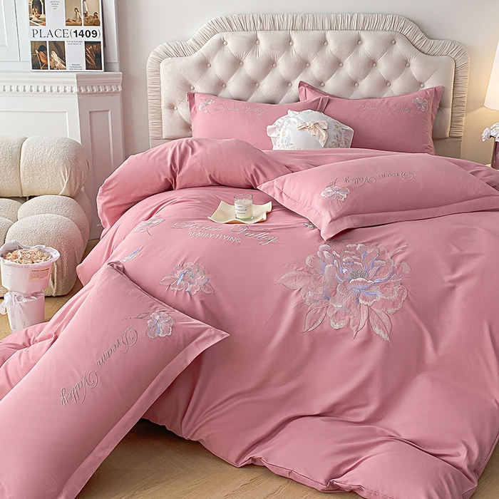 91家纺网 家纺一手货源 找家纺 大麦乐田 2025新款磨毛刺绣吊边四件套系列--盛世牡丹 盛世牡丹 红粉