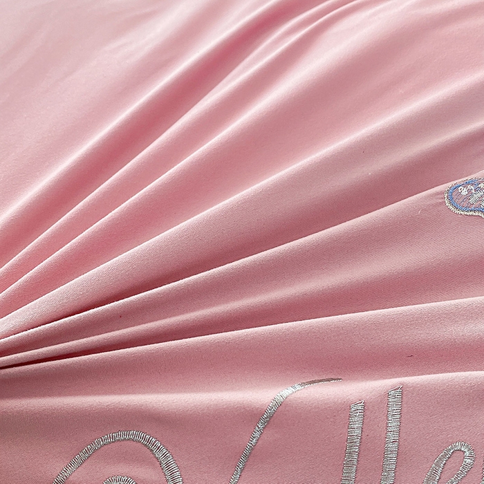 91家纺网 家纺一手货源 找家纺 大麦乐田 2025新款磨毛刺绣吊边四件套系列--盛世牡丹 盛世牡丹 红粉