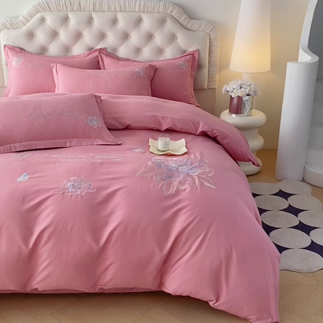 91家纺网 家纺一手货源 找家纺 大麦乐田 2025新款磨毛刺绣吊边四件套系列--盛世牡丹 盛世牡丹 红粉