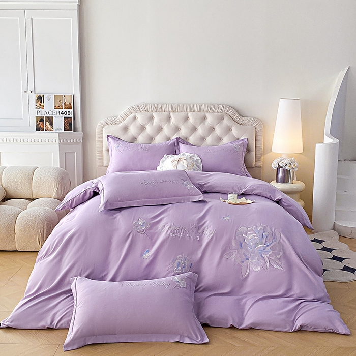 91家纺网 家纺一手货源 找家纺 大麦乐田 2025新款磨毛刺绣吊边四件套系列--盛世牡丹 盛世牡丹 浅紫