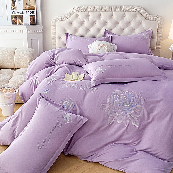 91家纺网 家纺一手货源 找家纺 大麦乐田 2025新款磨毛刺绣吊边四件套系列--盛世牡丹 盛世牡丹 浅紫