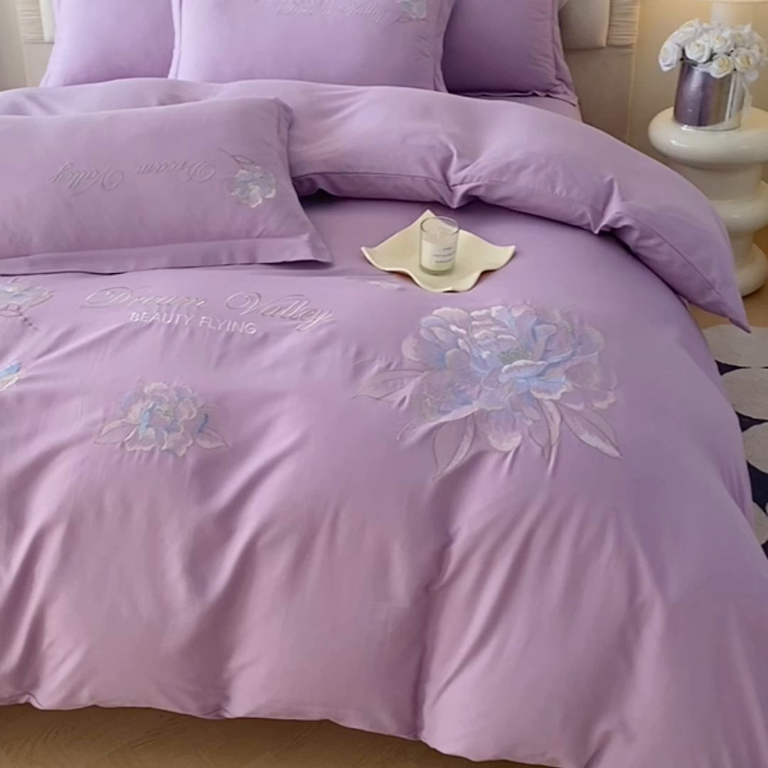 91家纺网 家纺一手货源 找家纺 大麦乐田 2025新款磨毛刺绣吊边四件套系列--盛世牡丹 盛世牡丹 浅紫