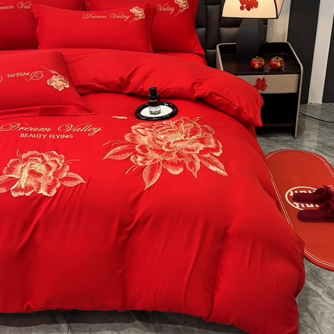 91家纺网 家纺一手货源 找家纺 大麦乐田 2025新款磨毛刺绣吊边四件套系列--盛世牡丹 盛世牡丹 大红