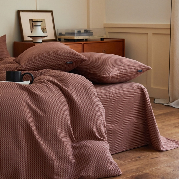 91家纺网 家纺一手货源 找家纺 云雀 2025新款A类全棉色织双层纱四件套 格林-烟红