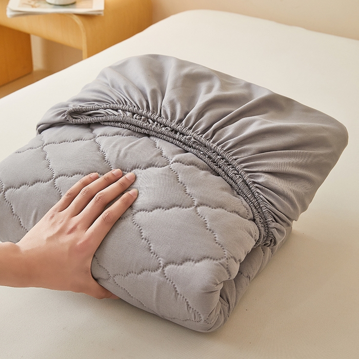 91家纺网 家纺一手货源 找家纺 衿成家纺 2025新款跨境电商热款菱形格夹棉防水床笠支持大佬价跑量多尺寸可做-单床笠 L-浅灰