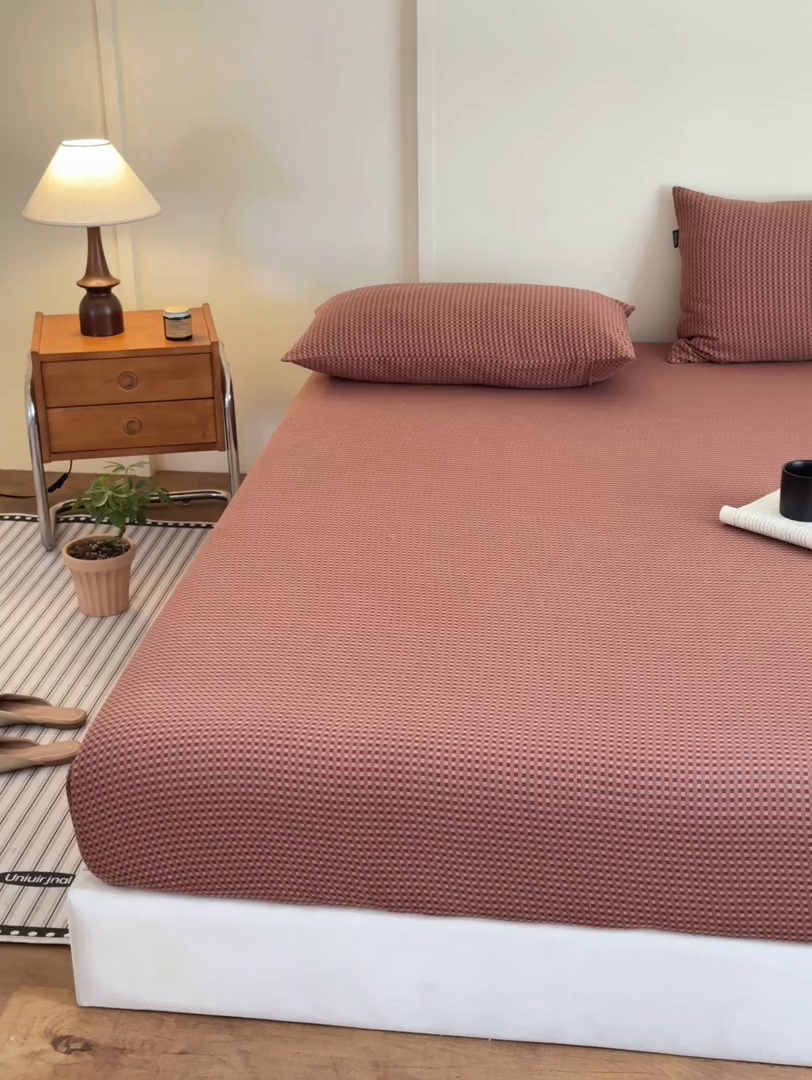 91家纺网 家纺一手货源 找家纺 2025新款A类全棉色织双层纱单床笠 格林-烟红