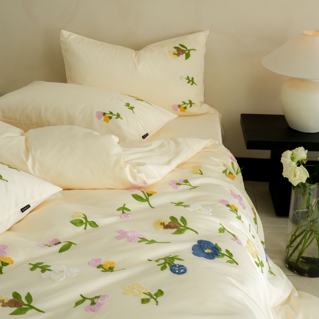 91家纺网 家纺一手货源 找家纺 秀色家纺 2025新款小清新60s长绒棉四件套纯棉全棉毛巾绣被套床单轻奢床品-网红风 小苍兰