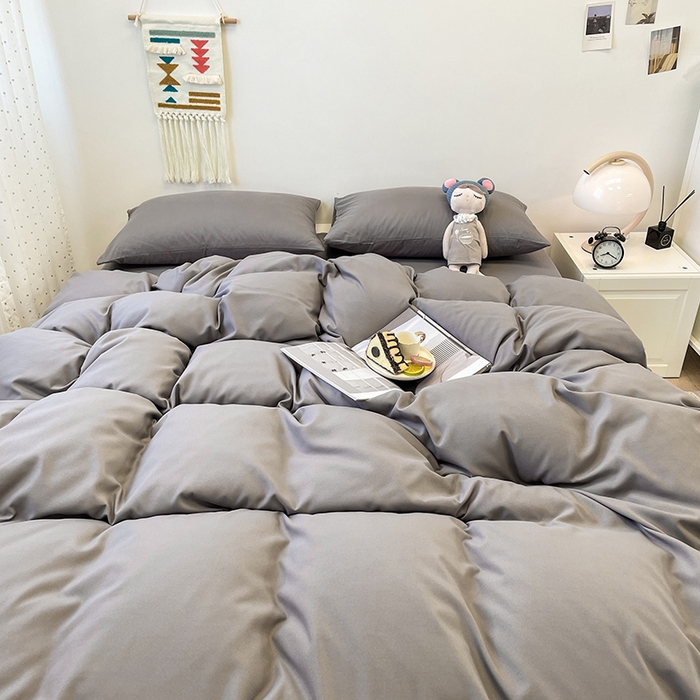 91家纺网 家纺一手货源 找家纺 悦织湾家纺 2025新款水洗棉亲肤纯色双拼AB版双面两用轻奢风床上用品四件套学生宿舍三件套 纯色浅灰