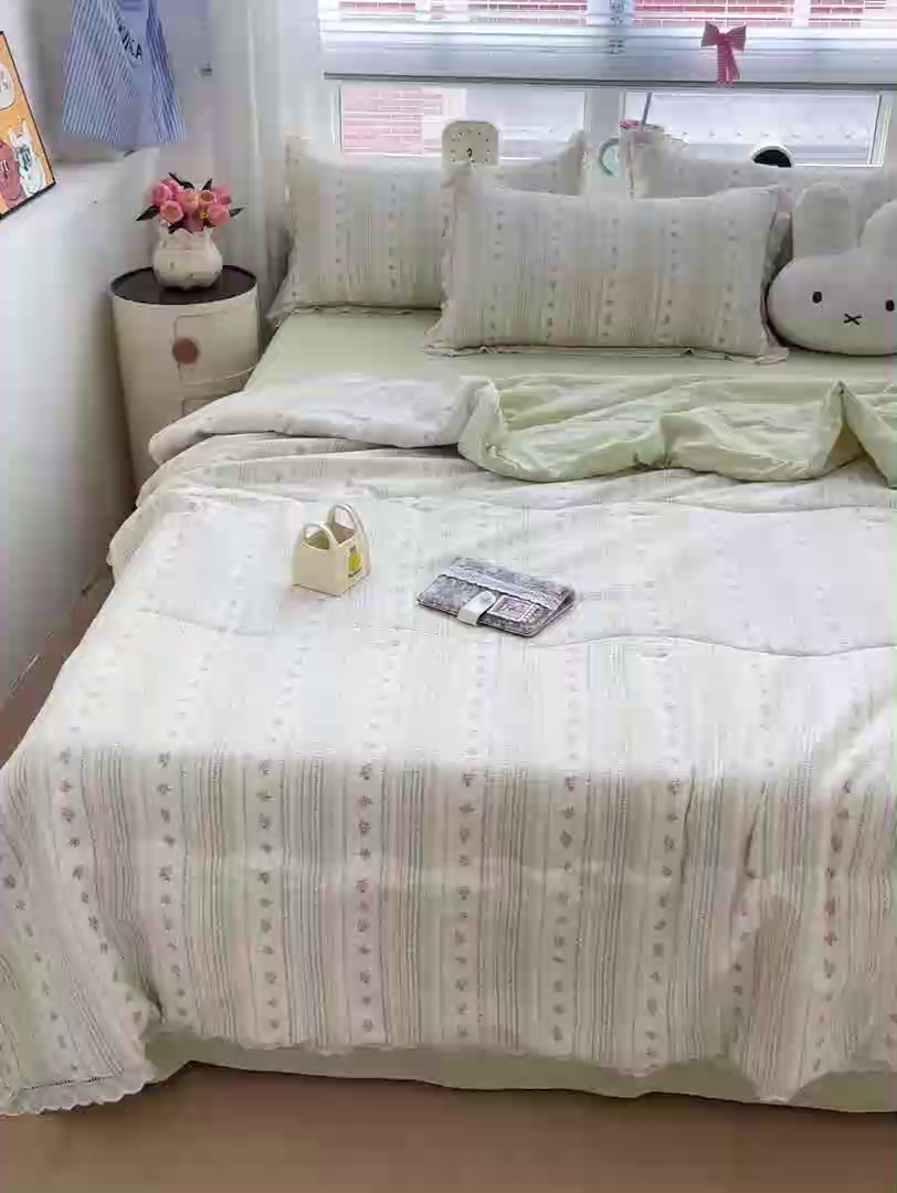 91家纺网 家纺一手货源 找家纺 一比一家纺 2025新款云感皱皱纱全棉花边款夏被四件套【控价109元】 白茶绿