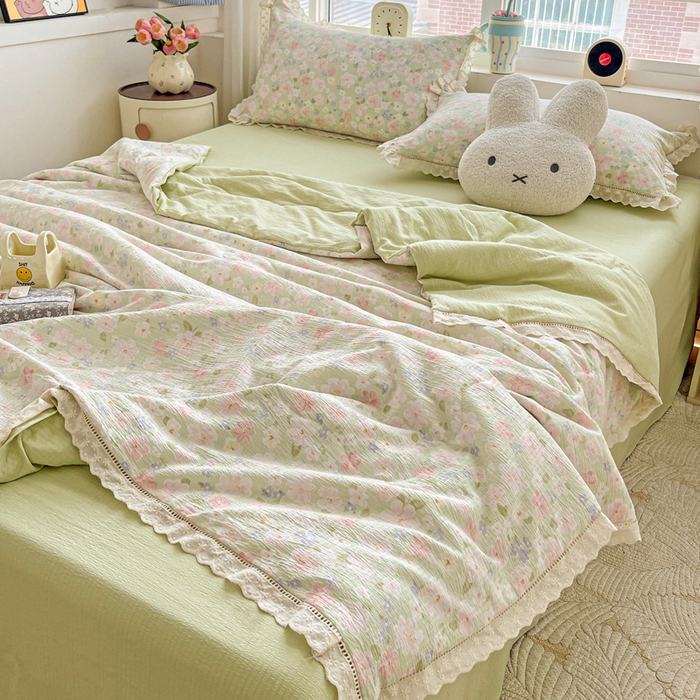 91家纺网 家纺一手货源 找家纺 一比一家纺 2025新款云感皱皱纱全棉花边款夏被四件套【控价109元】 莱茵河畔