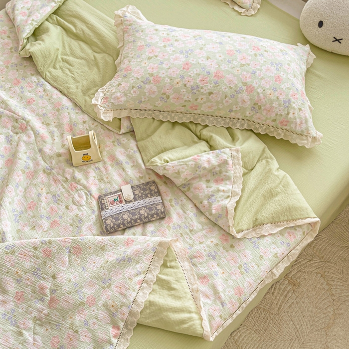 91家纺网 家纺一手货源 找家纺 一比一家纺 2025新款云感皱皱纱全棉花边款夏被四件套【控价109元】 莱茵河畔