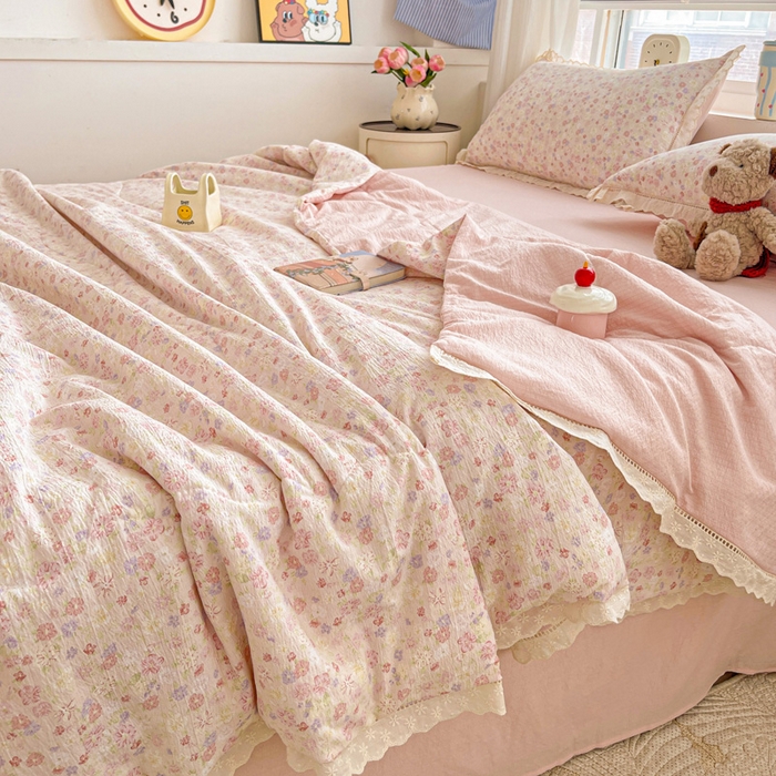 91家纺网 家纺一手货源 找家纺 一比一家纺 2025新款云感皱皱纱全棉花边款夏被四件套【控价109元】 桃花诺