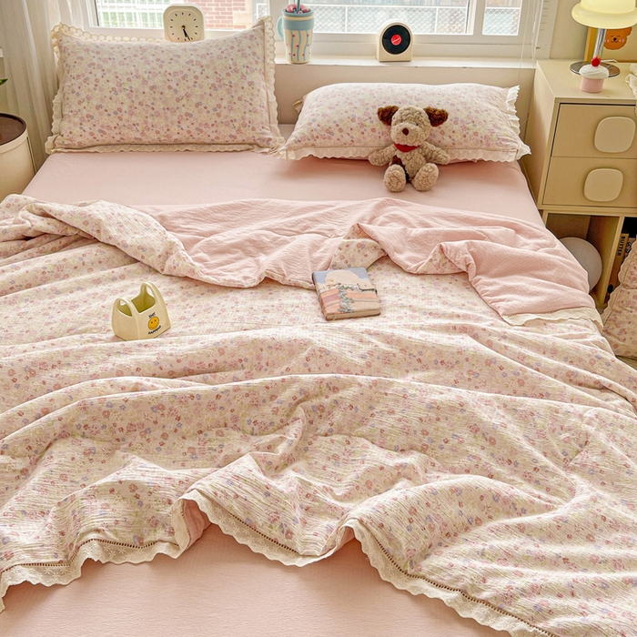 91家纺网 家纺一手货源 找家纺 一比一家纺 2025新款云感皱皱纱全棉花边款夏被四件套【控价109元】 桃花诺