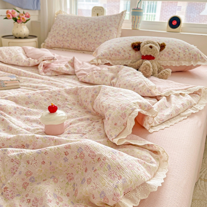 91家纺网 家纺一手货源 找家纺 一比一家纺 2025新款云感皱皱纱全棉花边款夏被四件套【控价109元】 桃花诺
