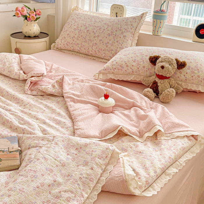 91家纺网 家纺一手货源 找家纺 一比一家纺 2025新款云感皱皱纱全棉花边款夏被四件套【控价109元】 桃花诺