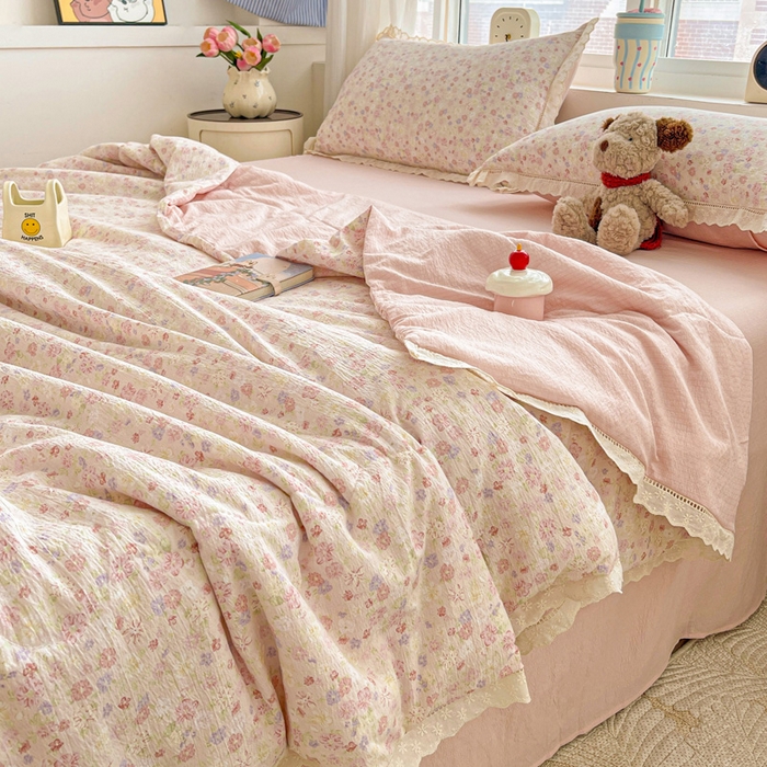 91家纺网 家纺一手货源 找家纺 一比一家纺 2025新款云感皱皱纱全棉花边款夏被四件套【控价109元】 桃花诺