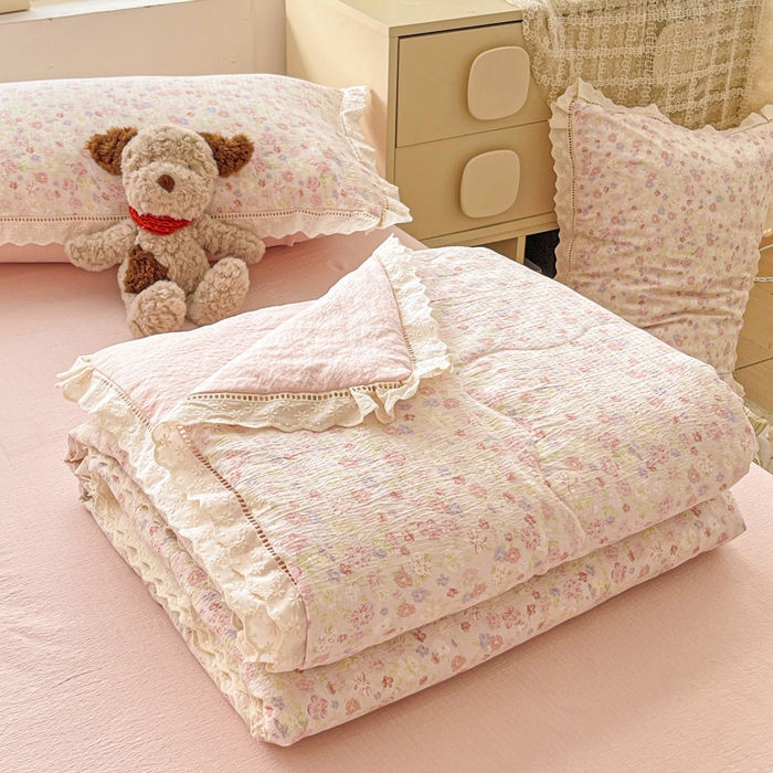 91家纺网 家纺一手货源 找家纺 一比一家纺 2025新款云感皱皱纱全棉花边款夏被四件套【控价109元】 桃花诺