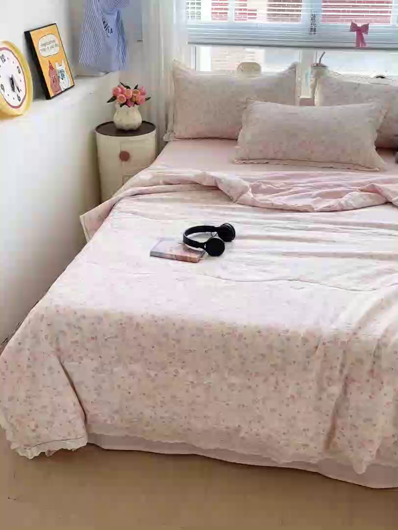 91家纺网 家纺一手货源 找家纺 一比一家纺 2025新款云感皱皱纱全棉花边款夏被四件套【控价109元】 桃花诺
