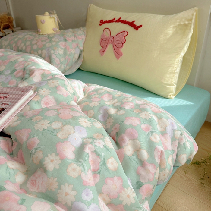 91家纺网 家纺一手货源 找家纺 丽涵家纺 2025新款全棉纯棉双层纱色织水洗棉毛巾绣四件套 花花兔-豆绿