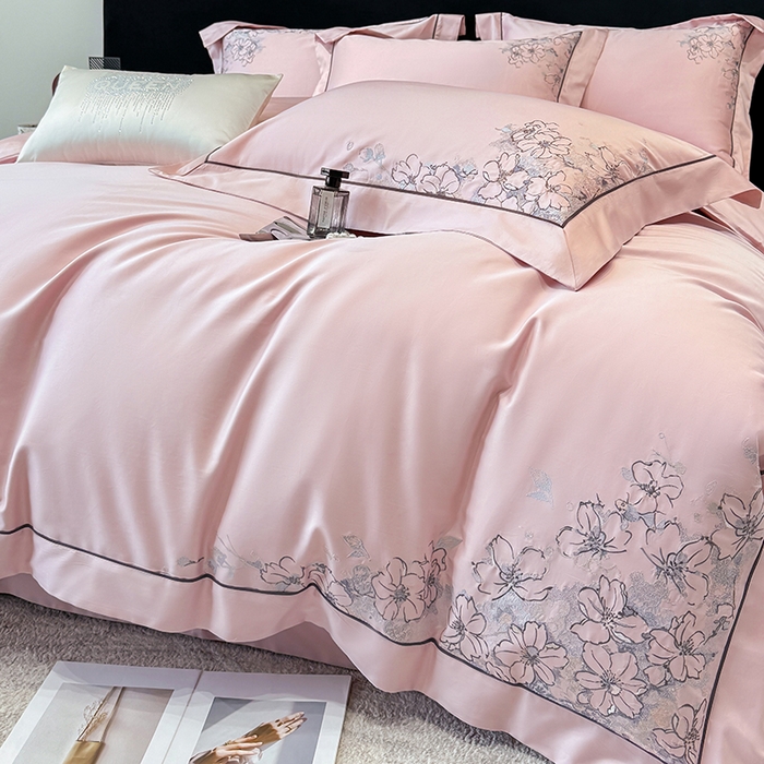 91家纺网 家纺一手货源 找家纺 张公子婚庆馆 2025新款140支新疆长绒棉纯棉居家绣花拼角工艺系列四件套—秘境 秘境-粉豆沙