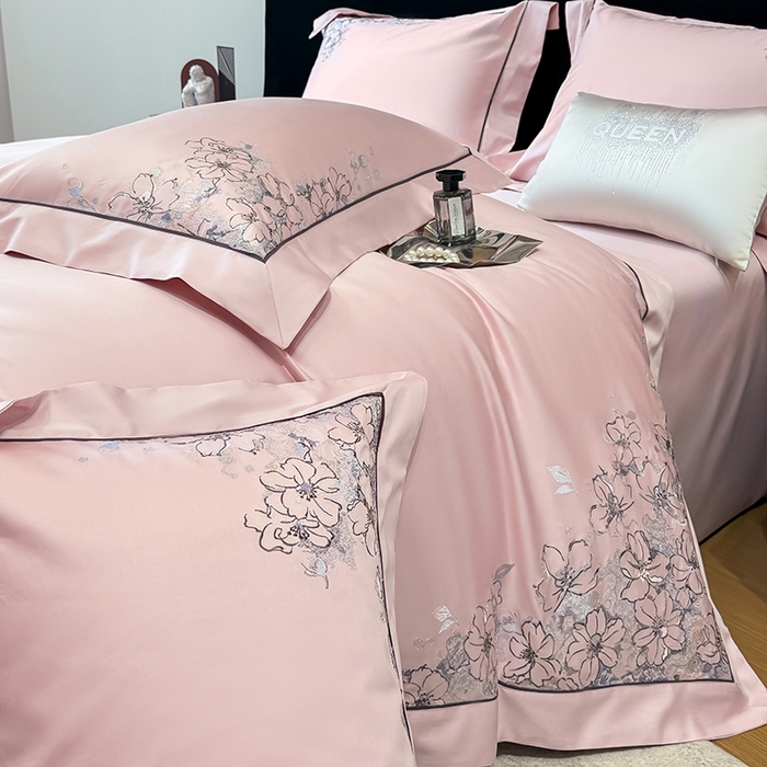 91家纺网 家纺一手货源 找家纺 张公子婚庆馆 2025新款140支新疆长绒棉纯棉居家绣花拼角工艺系列四件套—秘境 秘境-粉豆沙