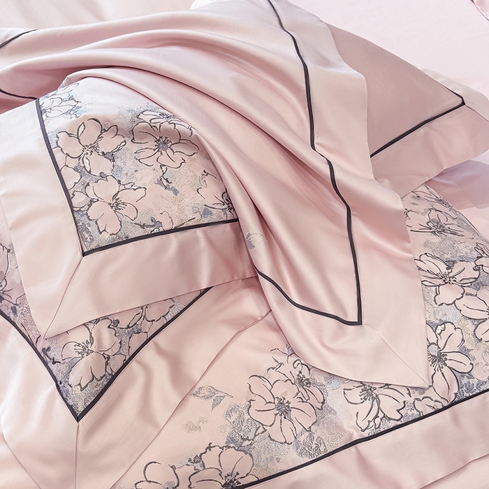 91家纺网 家纺一手货源 找家纺 张公子婚庆馆 2025新款140支新疆长绒棉纯棉居家绣花拼角工艺系列四件套—秘境 秘境-粉豆沙