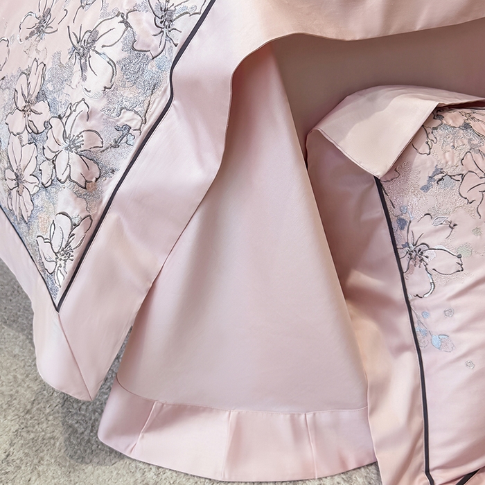 91家纺网 家纺一手货源 找家纺 张公子婚庆馆 2025新款140支新疆长绒棉纯棉居家绣花拼角工艺系列四件套—秘境 秘境-粉豆沙