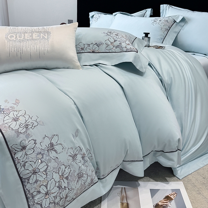 91家纺网 家纺一手货源 找家纺 张公子婚庆馆 2025新款140支新疆长绒棉纯棉居家绣花拼角工艺系列四件套—秘境 秘境-天空蓝