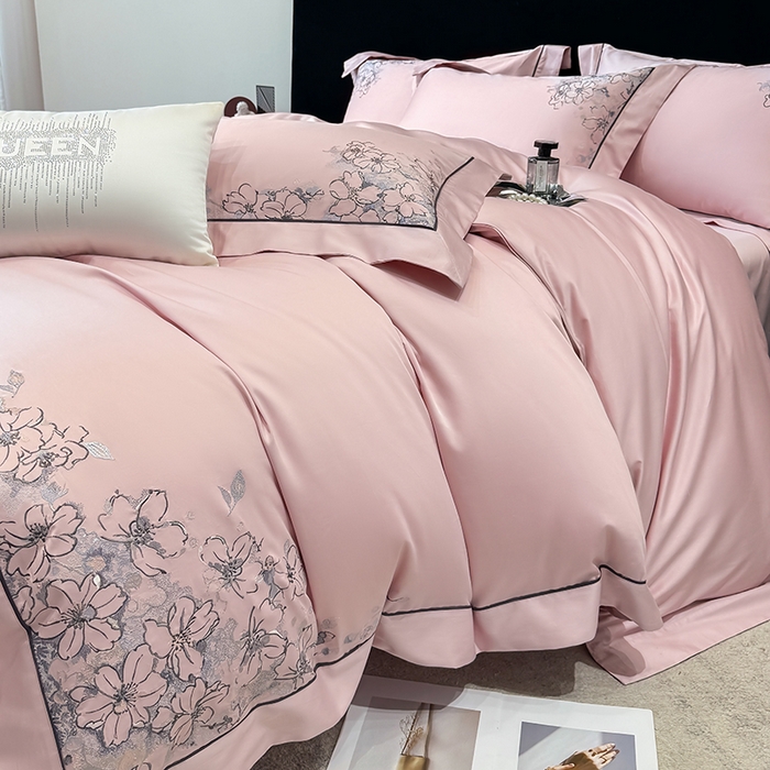 91家纺网 家纺一手货源 找家纺 张公子婚庆馆 2025新款140支新疆长绒棉纯棉居家绣花拼角工艺系列四件套—秘境 秘境-粉豆沙