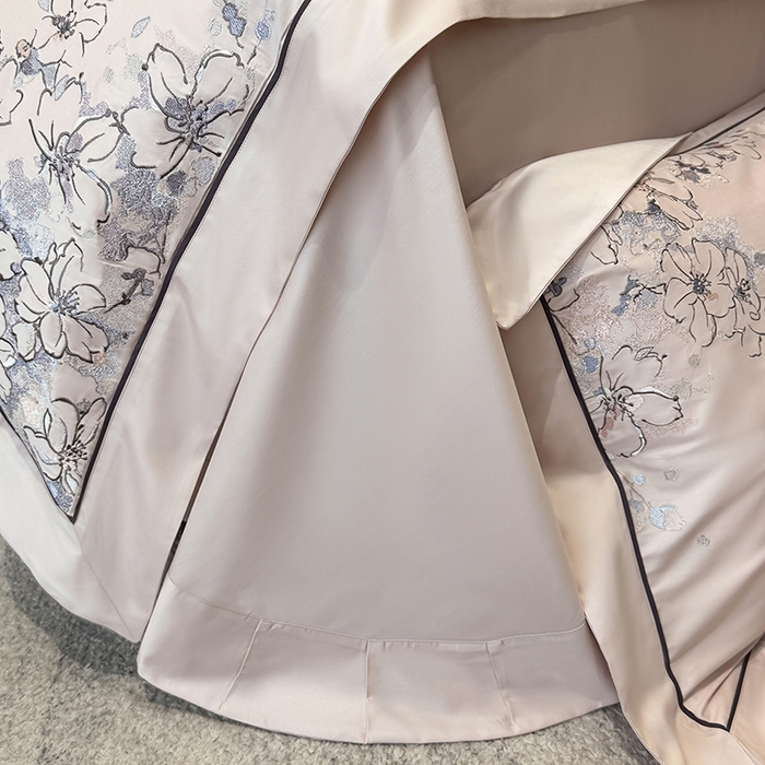 91家纺网 家纺一手货源 找家纺 张公子婚庆馆 2025新款140支新疆长绒棉纯棉居家绣花拼角工艺系列四件套—秘境 秘境-白桃粉