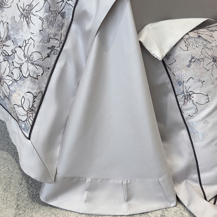 91家纺网 家纺一手货源 找家纺 张公子婚庆馆 2025新款140支新疆长绒棉纯棉居家绣花拼角工艺系列四件套—秘境 秘境-云雾灰