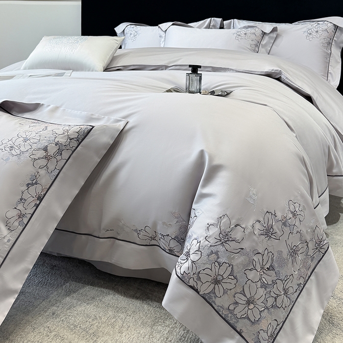 91家纺网 家纺一手货源 找家纺 张公子婚庆馆 2025新款140支新疆长绒棉纯棉居家绣花拼角工艺系列四件套—秘境 秘境-云雾灰